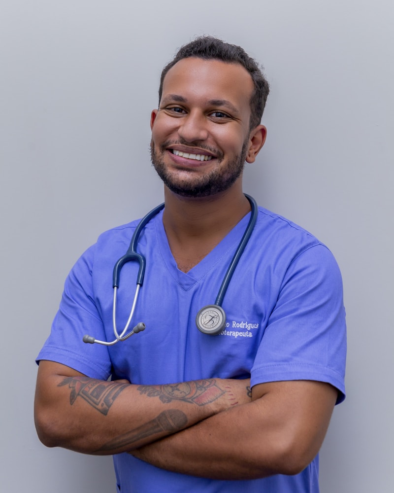 Dr. Carlos Mendoza, Especialista en rehabilitación